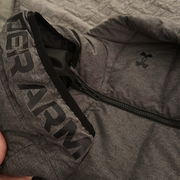 Boys Under Armour puffer coat in like new condition. - Picture 4 of 7